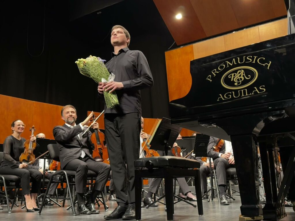 Concurso Internacional de Piano y Conciertos Clamo Music - 090 Concurso Internacional de Piano y Conciertos Clamo Music - 090